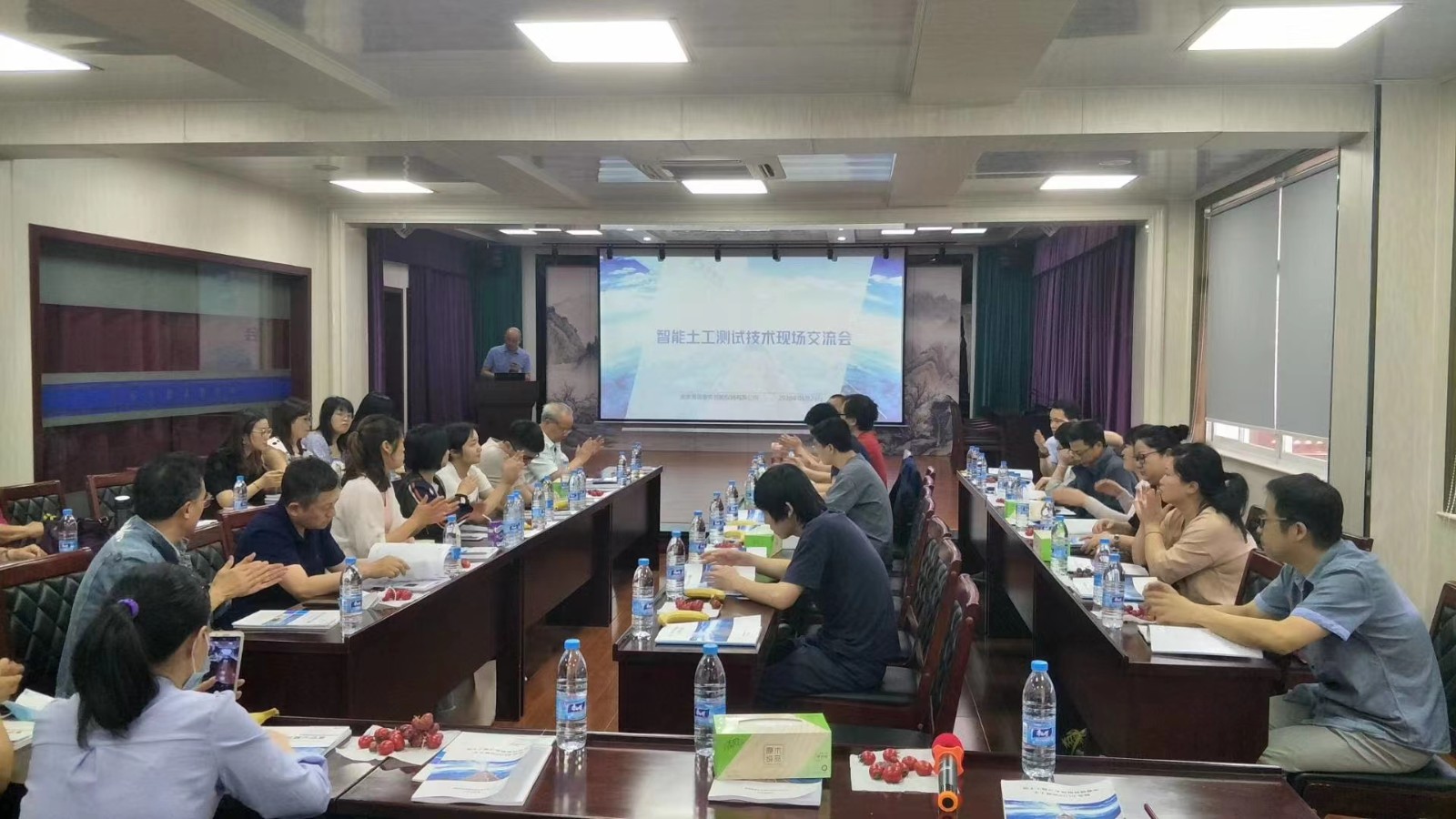 公司組織全國智能土工儀器研討座談會.jpg